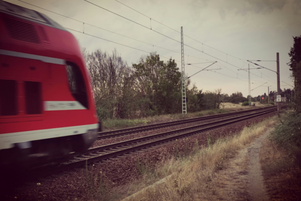 fahrendebahn_unsplash_neleart