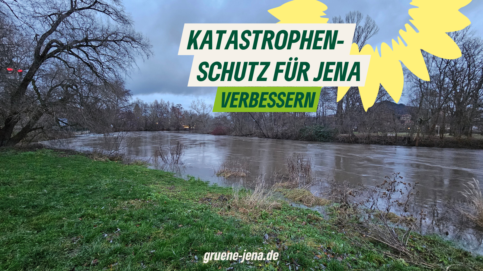 Hintergrund: Bild der Saale, die einen sehr hohen Wasserstand hat. Blick in Richtung Jentower im Paradies. Text: Katastrophenschutz für Jena verbessern