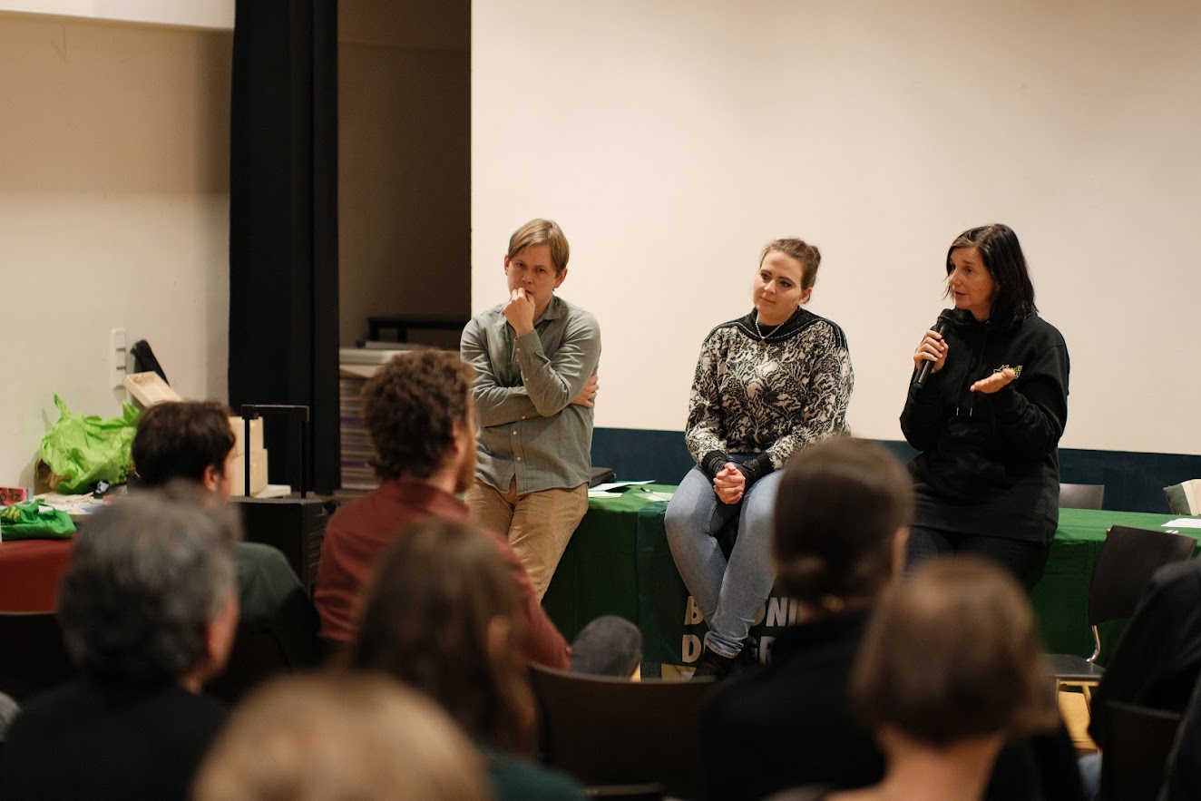 oto von der Mitgliederversammlung im Anhang, darauf zu sehen sind (von links nach rechts): Direktkandidat Dr. Heiko Knopf, Fraktionsvorsitzende Christina Prothmann, Spitzenkandidatin Katrin Göring-Eckardt; Fotograf: Tobias Teickner